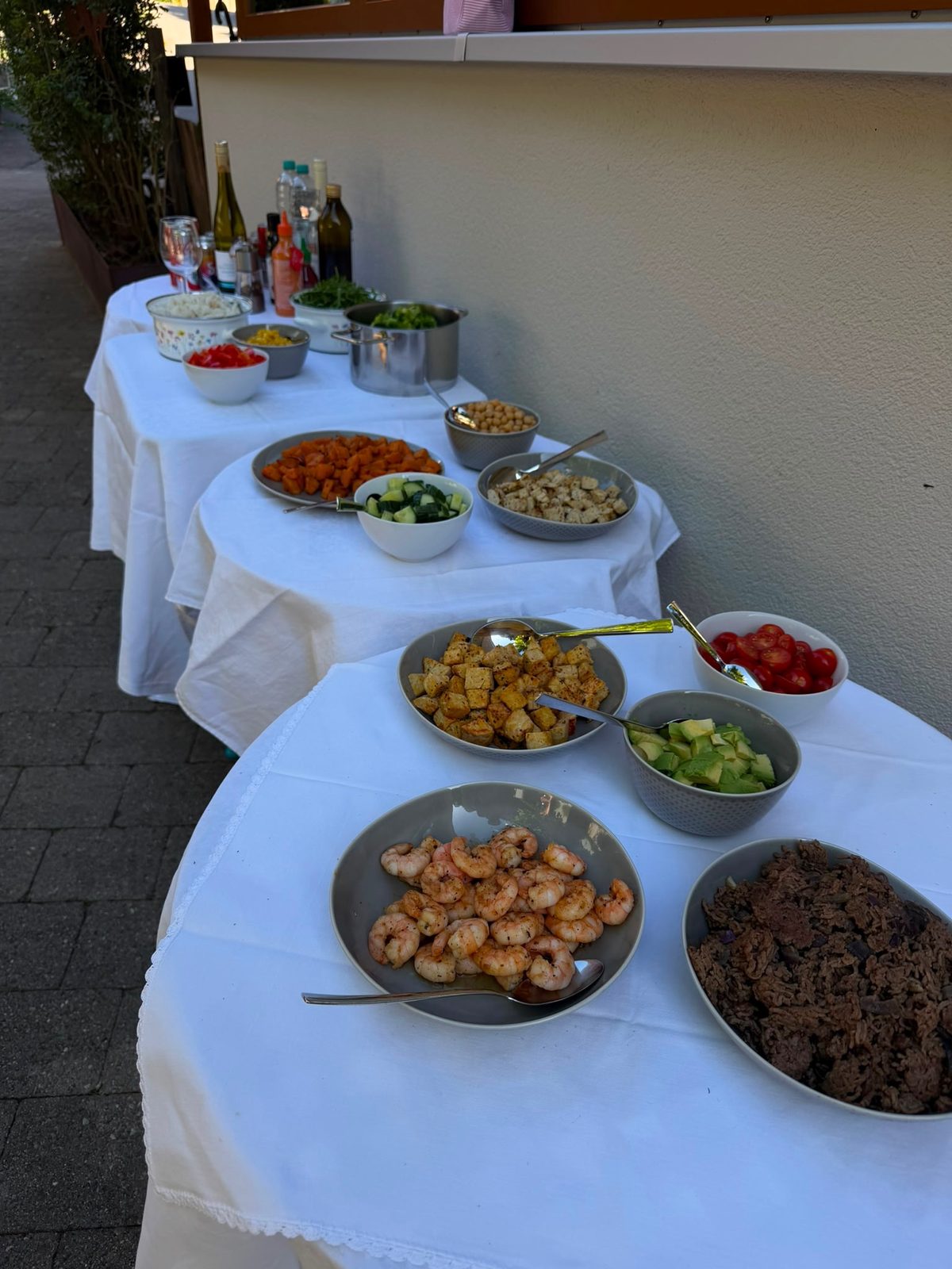 The gluten-free dinner buffet outdoors
